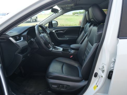 Used 2021 Toyota RAV4 XLE Premium image 19