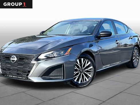 Used 2025 Nissan Altima 2.5 SV image 1