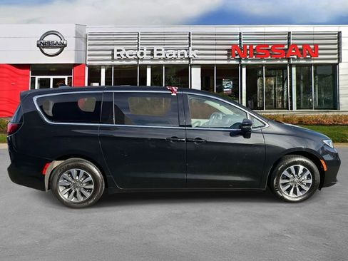 Used 2023 Chrysler Pacifica Touring-L FWD image 4
