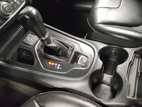 Used 2019 Jeep Cherokee Latitude Plus FWD image 26
