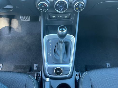 Used 2025 Hyundai Venue SEL image 40