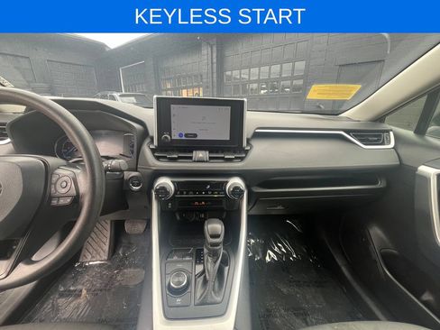 Used 2025 Toyota RAV4 XLE AWD/4WD image 5