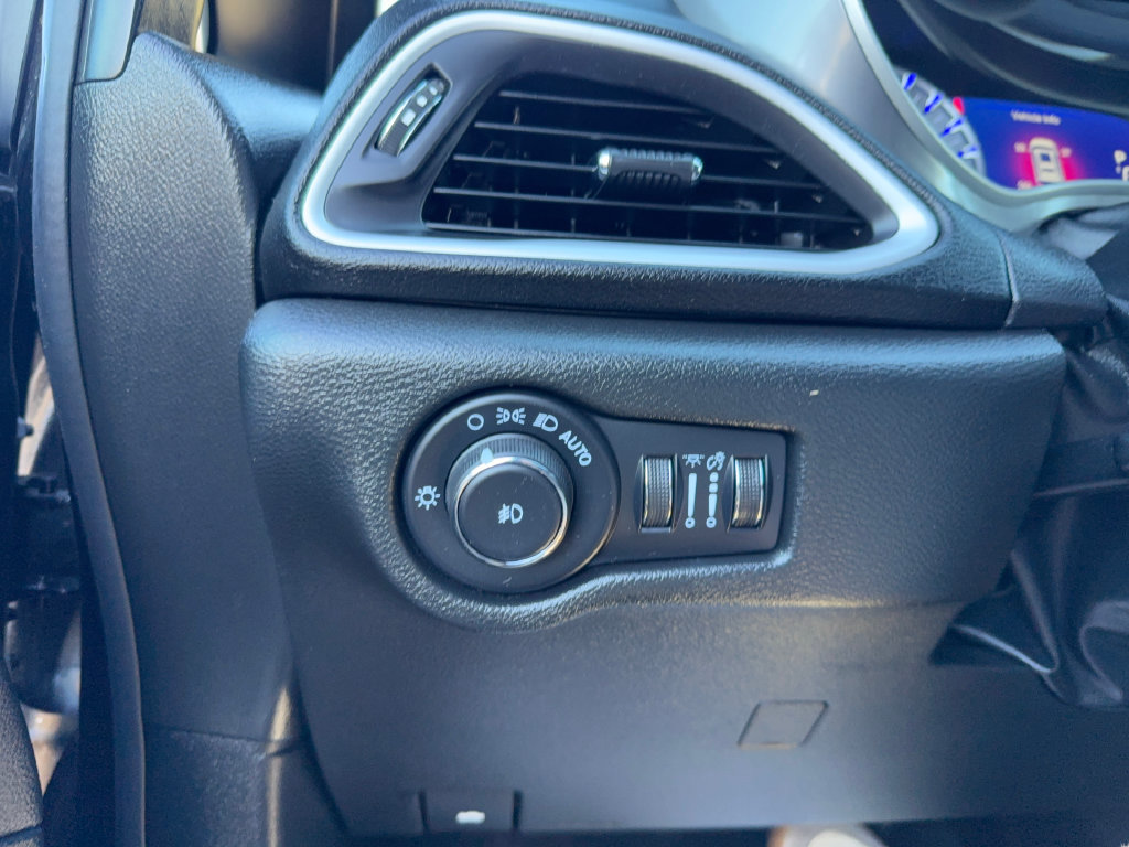 Used 2026 Chrysler Pacifica Select FWD image 13