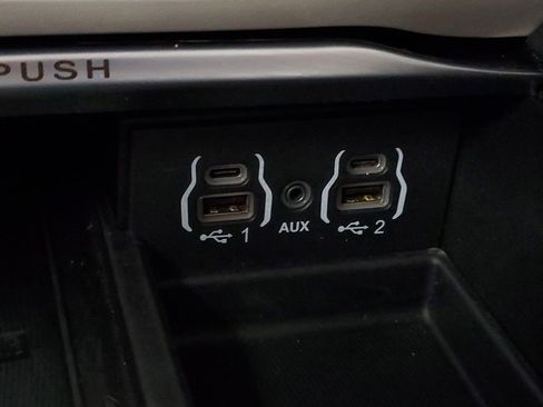 Used 2023 Chrysler Pacifica Limited image 22