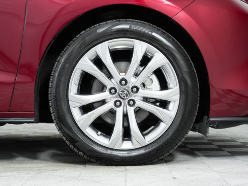 Used 2021 Toyota Sienna Limited image 9