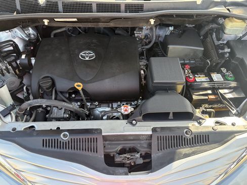 Used 2017 Toyota Sienna LE image 27