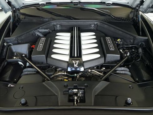 Used 2018 Rolls-Royce Dawn RWD image 32