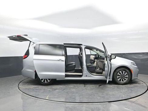 Used 2023 Chrysler Pacifica Touring-L image 32