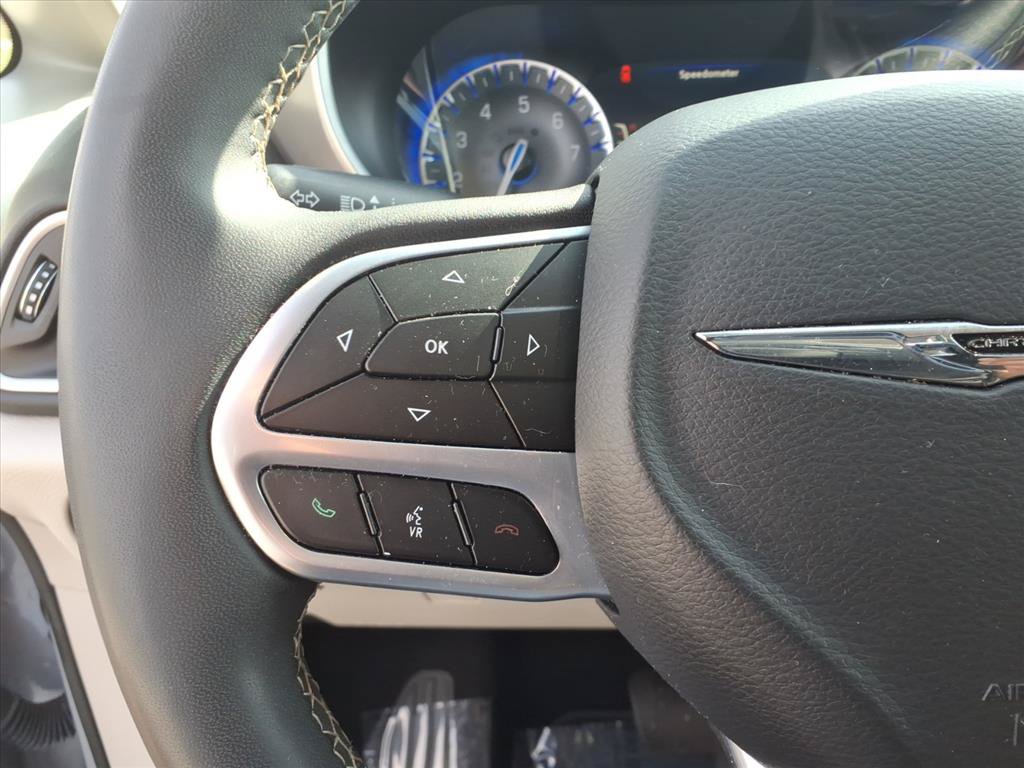Used 2023 Chrysler Pacifica Touring-L FWD image 17