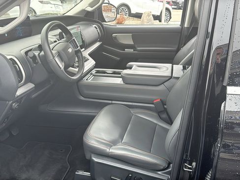 Used 2025 Ford Expedition Active image 11