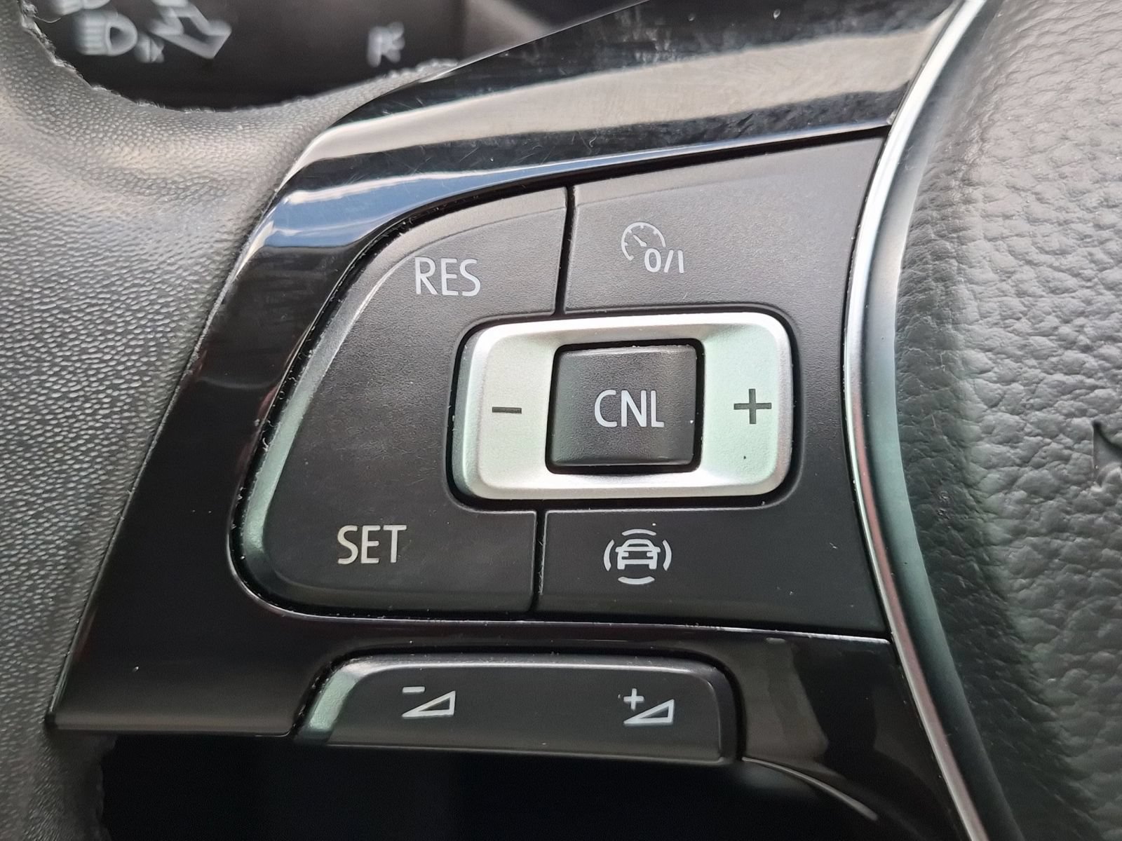 Used 2020 Volkswagen Tiguan SE w/ Panoramic Sunroof Package AWD/4WD image 19