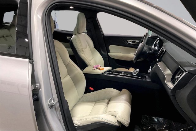 Certified 2025 Volvo V60 B5 Cross Country Ultra AWD/4WD image 9