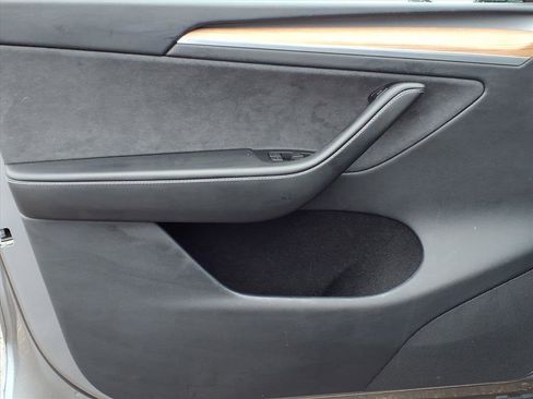 Used 2024 Tesla Model Y Performance image 10