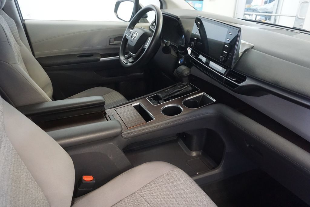Certified 2021 Toyota Sienna LE FWD image 25