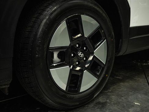 Used 2025 Hyundai Santa Fe SEL FWD image 3