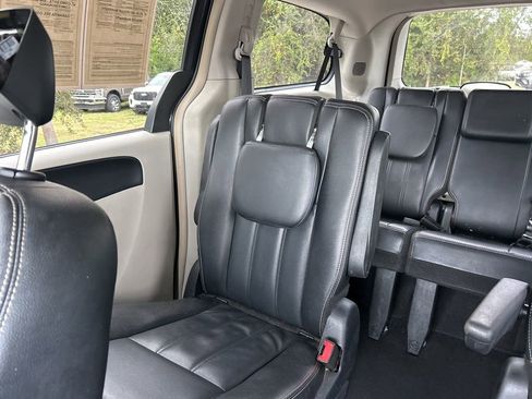 Used 2014 Chrysler Town & Country Touring image 12