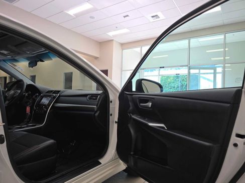 Used 2016 Toyota Camry SE w/ Moonroof Package FWD image 26