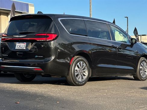 Used 2022 Chrysler Pacifica Touring-L image 4