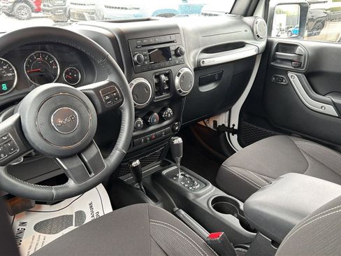 Used 2017 Jeep Wrangler Unlimited Sahara w/ Connectivity Group AWD/4WD image 20
