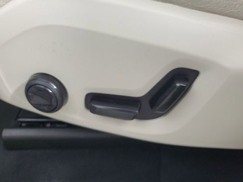 Used 2018 Volvo XC60 T5 Momentum w/ Vision Package image 23