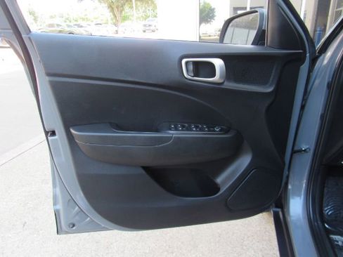 Used 2022 Hyundai Venue SEL image 15