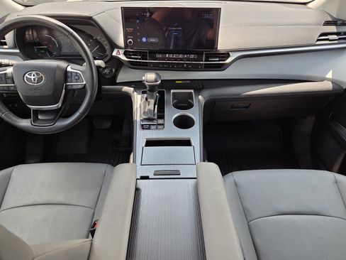 Used 2025 Toyota Sienna XLE FWD image 9