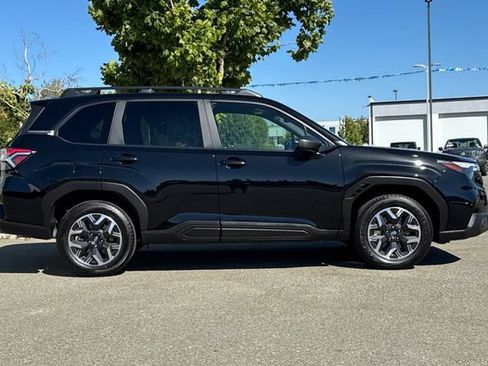 Certified 2025 Subaru Forester Premium w/ Convenience Package #1 AWD/4WD image 3