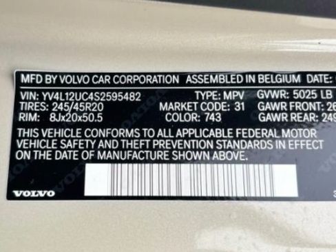 Certified 2025 Volvo XC40 B5 Plus AWD/4WD image 3