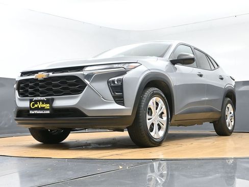 Used 2024 Chevrolet Trax LS w/ Driver Confidence Package FWD image 46