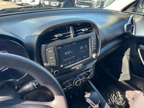 Used 2025 Kia Soul LX w/ LX Technology Package FWD image 20