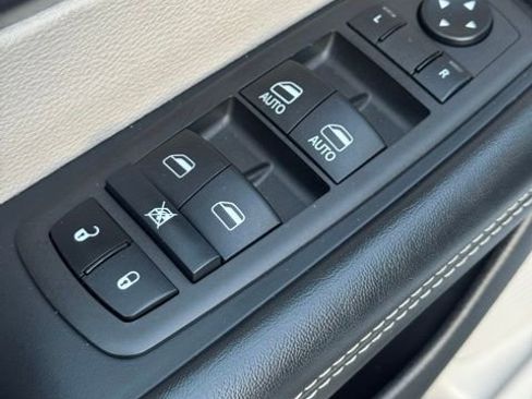 Used 2024 Chrysler Pacifica Touring-L image 16