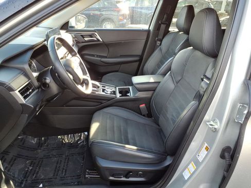 Used 2024 Mitsubishi Outlander SE image 4