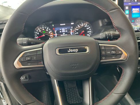 Used 2025 Jeep Compass Trailhawk image 28
