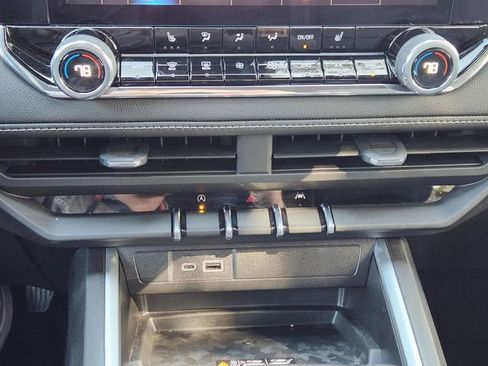 Used 2025 Chevrolet Colorado LT w/ LT Convenience Package AWD/4WD image 21