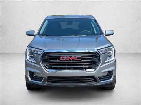 Used 2024 GMC Terrain SLE image 2