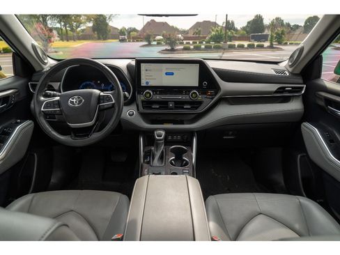 Used 2023 Toyota Highlander Limited FWD image 23