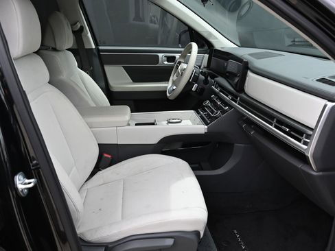 Used 2025 Hyundai Santa Fe SE FWD image 17