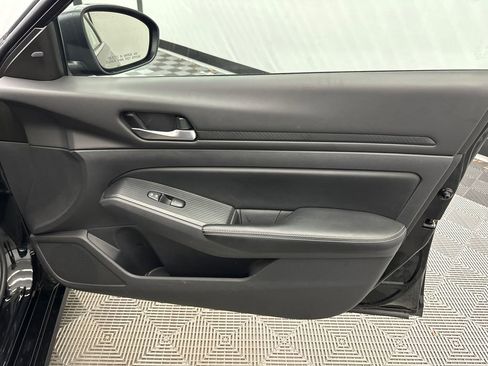 Used 2025 Nissan Altima 2.5 SV image 15