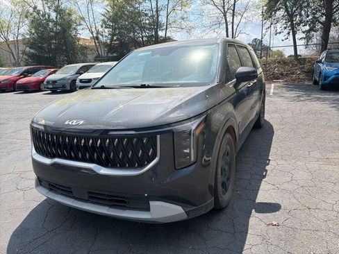 Used 2025 Kia Carnival image 1