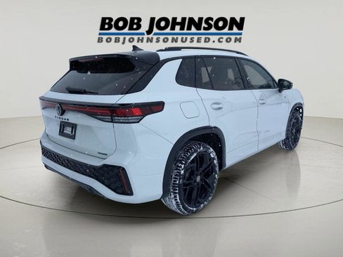 Used 2025 Volkswagen Tiguan SE R-Line image 8