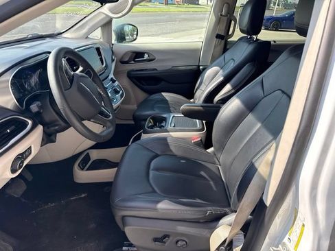 Used 2024 Chrysler Pacifica Touring-L FWD image 9