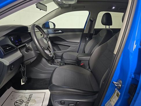 Used 2022 Volkswagen Taos SE w/ Panoramic Sunroof Package image 4