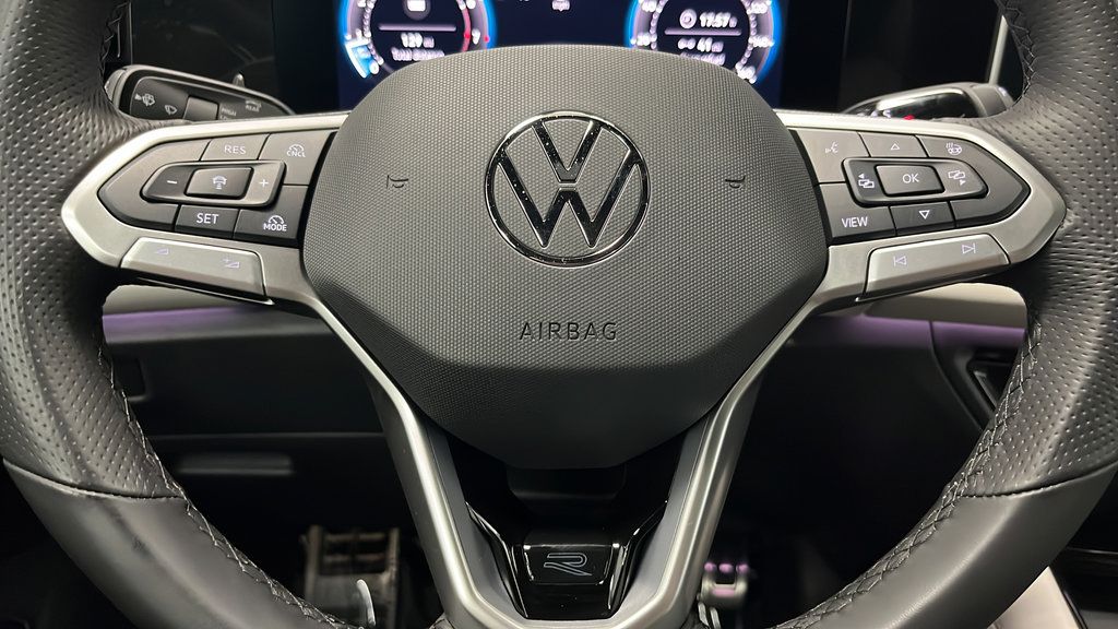 Used 2025 Volkswagen Tiguan SEL R-Line AWD/4WD image 16