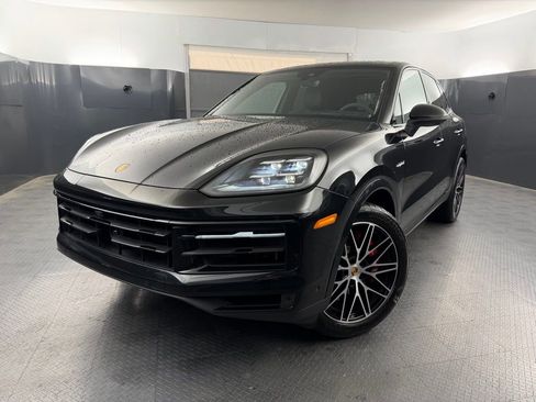 Certified 2025 Porsche Cayenne S AWD/4WD image 1