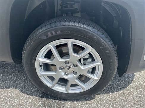 Used 2023 Jeep Renegade Latitude image 12