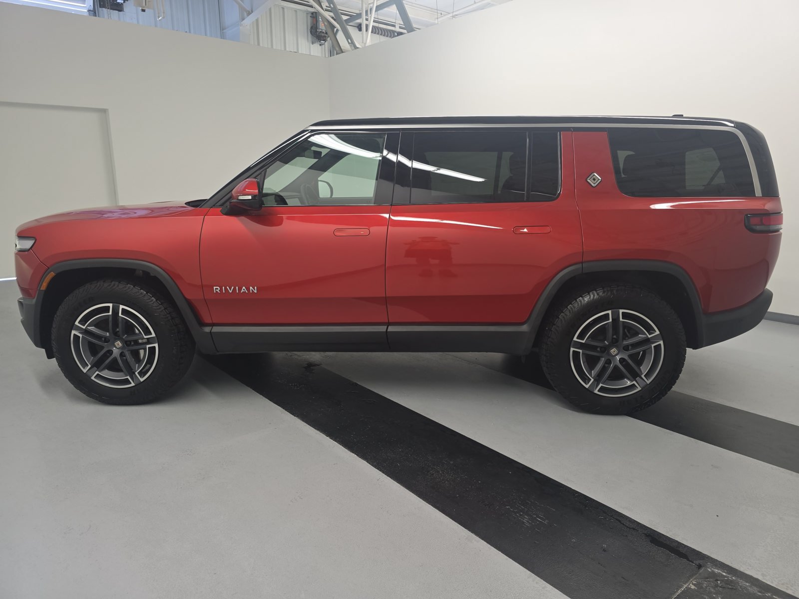 Used 2025 Rivian R1S Adventure Dual AWD/4WD image 2
