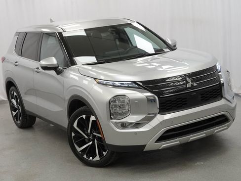 Used 2024 Mitsubishi Outlander SE image 8