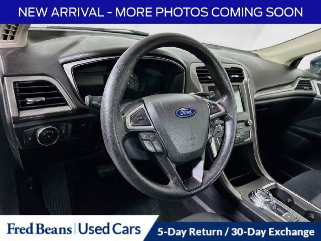Used 2018 Ford Fusion SE w/ Fusion SE Technology Package FWD image 13