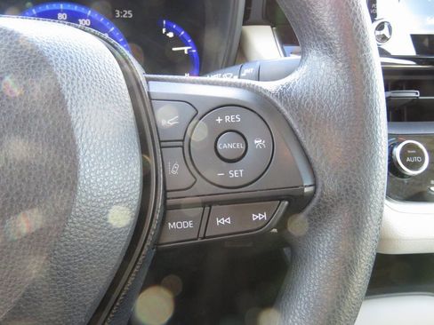 Used 2020 Toyota Corolla LE image 22