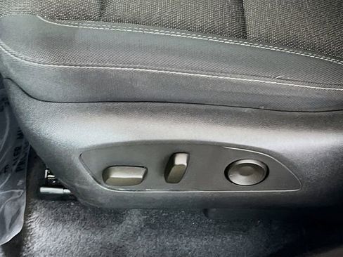 Used 2025 Chevrolet Traverse LT FWD image 19